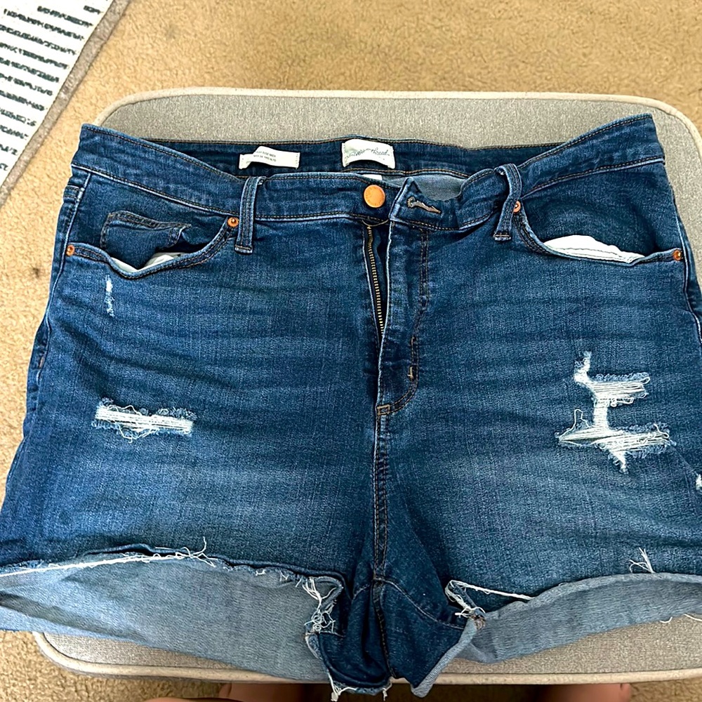 UNIVERSAL THREAD distressed shorts size 20W high rise midi